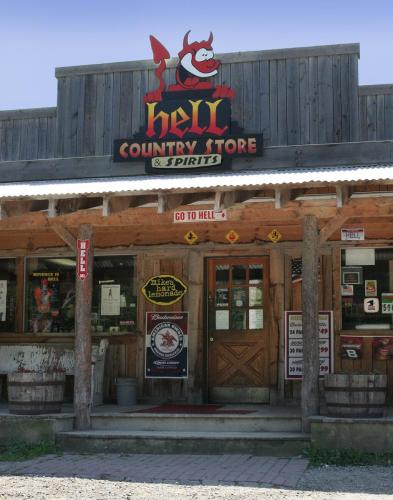 1024px-Hells-countrystore